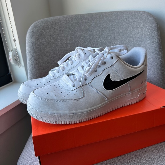 Nike Air Force 1 LowCut Out Swoosh - MENS 8.5 - Picture 3 of 6